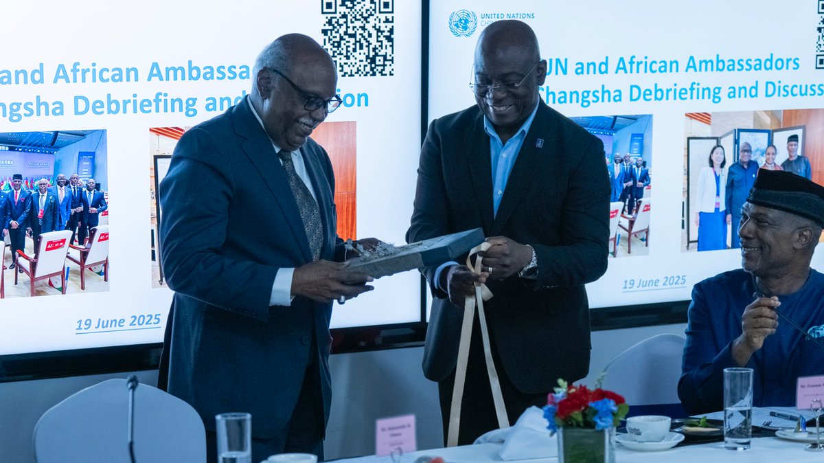 UNAIDS_CN's tweet image. UN, African Ambassadors and Dean bid farewell to H.E. Rahamtalla Osman, honoring his dedication to China-AU-UN tripartite cooperation. Meeting reaffirmed commitment to a bright future for Africa & adopted a structure for China-AU-UN coordination & collaboration under #FOCAC! ✨