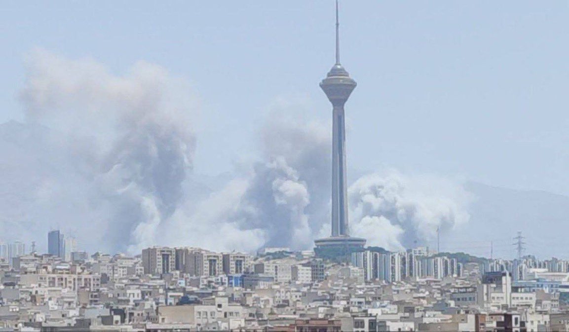 Beste mensen, dit is niet #Gaza, dit is #Teheran vandaag!

Vandaag heeft #Israël de beruchte Evin-gevangenis in Noord-Teheran gebombardeerd, waar duizenden politieke gevangenen vastzitten. #NetanyahuWarCriminal #TrumpIsWarCriminal