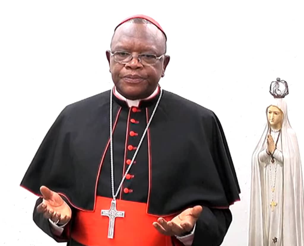 Bibishe6's tweet photo. Lu pour Vous. 
Cardinal Ambongo @TataCardinal du dialogue national,
M. Tshisekedi vient de prendre la décision la plus toxique de la 4e République. Il n’a pas exclu des noms.

Il a exclu la mémoire, la force, la réalité et la morale.
C’est une insulte à la mémoire politique de ce pays.

🧨 1. EXCLURE KABILA, C’EST EXCLURE LA STABILITÉ.

Kabila n’est pas qu’un ancien Président.
Il est l’architecte silencieux de la paix post-Mobutu,
le gardien du Congo profond,
celui qui a passé la main sans brûler le pays.

Sans Kabila, pas de transition.
Sans transition, pas d’élection.
Pas d’élection, pas d’alternance.
Pas de Félix.
L’exclure, c’est mordre la main qui a empêché la guerre.

Sans lui, vous ne seriez pas là, M. Tshisekedi.

💼 2. EXCLURE KATUMBI, @moise_katumbi C’EST EXCLURE LA VOIX DE CEUX QUI INVESTISSENT.

L’exclure, c’est refuser l’adhésion de ceux qui produisent, construisent, investissent,
ceux qui transforment les discours en emplois.

⚔ 3. EXCLURE NANGAA @CNangaa, C’EST IGNORER L’ENJEU DU TERRAIN POLITIQUE RÉEL.

Nangaa n’est pas une option.
Il contrôle plus de deux provinces importantes du pays.
Son mouvement AFC est une réalité.

C’est le seul adversaire structuré en dehors des appareils classiques.
L’exclure, c’est ignorer le terrain.

✝ 4. EXCLURE LE CARDINAL AMBONGO, C’EST COUPER LA CONSCIENCE NATIONALE.

Ambongo n’est pas un opposant.
Il est la voix des sans-voix,
le porteur de la douleur des masses.

L’Église ne prend pas le pouvoir,
mais elle garde la boussole morale.
Exclure le Cardinal,

c’est arracher la vérité du dialogue,
c’est transformer une table de paix en tribunal de complices.

🧠 CE N’EST PAS UNE NÉGOCIATION. C’EST UN MONOLOGUE.

Signer un pacte de paix avec le Rwanda

pendant qu’on exclut les Congolais de la table,
c’est humilier l’intelligence nationale.

Le Rwanda n’est ni la cause du tribalisme,
ni le remède à notre désordre intérieur.

Ce pacte,
sans la voix de Kabila, Katumbi, Nangaa, Ambongo,
est un chiffon diplomatique,
pas une feuille d’histoire.

☠ C’EST EN RÉALITÉ LA RUPTURE NATIONALE.

La paix ne s’impose pas.
Elle se construit avec tous les bâtisseurs.
Or, Tshisekedi exclut les fondations.

M. Tshisekedi, cette décision est un attentat contre l’unité nationale,
un acte prémédité de déconnexion politique,
un aveu clair que vous ne voulez pas la paix,
mais le pouvoir absolu.

📣 LE PEUPLE N’OUBLIE PAS. LE PEUPLE OBSERVE.
Et le peuple dira :

“Il voulait parler au nom de tous,
mais il a d’abord fait taire ceux que nous écoutions.”

“Il a convoqué la paix,
mais il a invité que ses ombres.”

“Il a refusé la vérité,
car la vérité ne l’arrangeait pas.”

✊🏾 AU NOM DU CONGO VRAI :
Nous disons NON.

❌ NON à l’exclusion.
❌ NON à la paix fantoche.
❌ NON à la confiscation du dialogue.

Ce n’est pas avec des absences qu’on sauve un pays.
Ce n’est pas avec un pacte étranger qu’on soigne des blessures internes.

"Exclure les piliers,
c’est scier le toit sous lequel on veut parler de paix."

🇨🇩 CONGOLAIS DEBOUT !
Refusons un faux dialogue.
Refusons une fausse paix.
Refusons qu’on nous coupe les racines
au nom d’un pouvoir en quête de silence.
Excellente Semaine à tous. 🙏🏻🙏🏻🙏🏻