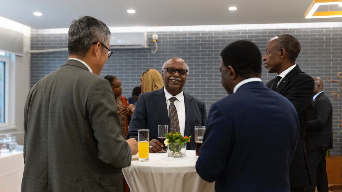 UNAIDS_CN's tweet image. UN, African Ambassadors and Dean bid farewell to H.E. Rahamtalla Osman, honoring his dedication to China-AU-UN tripartite cooperation. Meeting reaffirmed commitment to a bright future for Africa & adopted a structure for China-AU-UN coordination & collaboration under #FOCAC! ✨