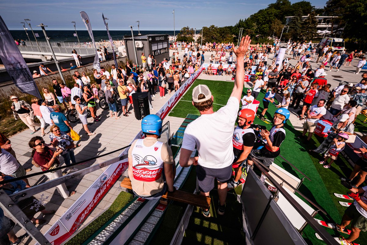 pzn_pl's tweet image. W ostatnią niedzielę to Kołobrzeg stał się stolicą polskich skoków. Piękne obrazki spod skoczni ustawionej właściwie na plaży 😍
#skijumpingfamily