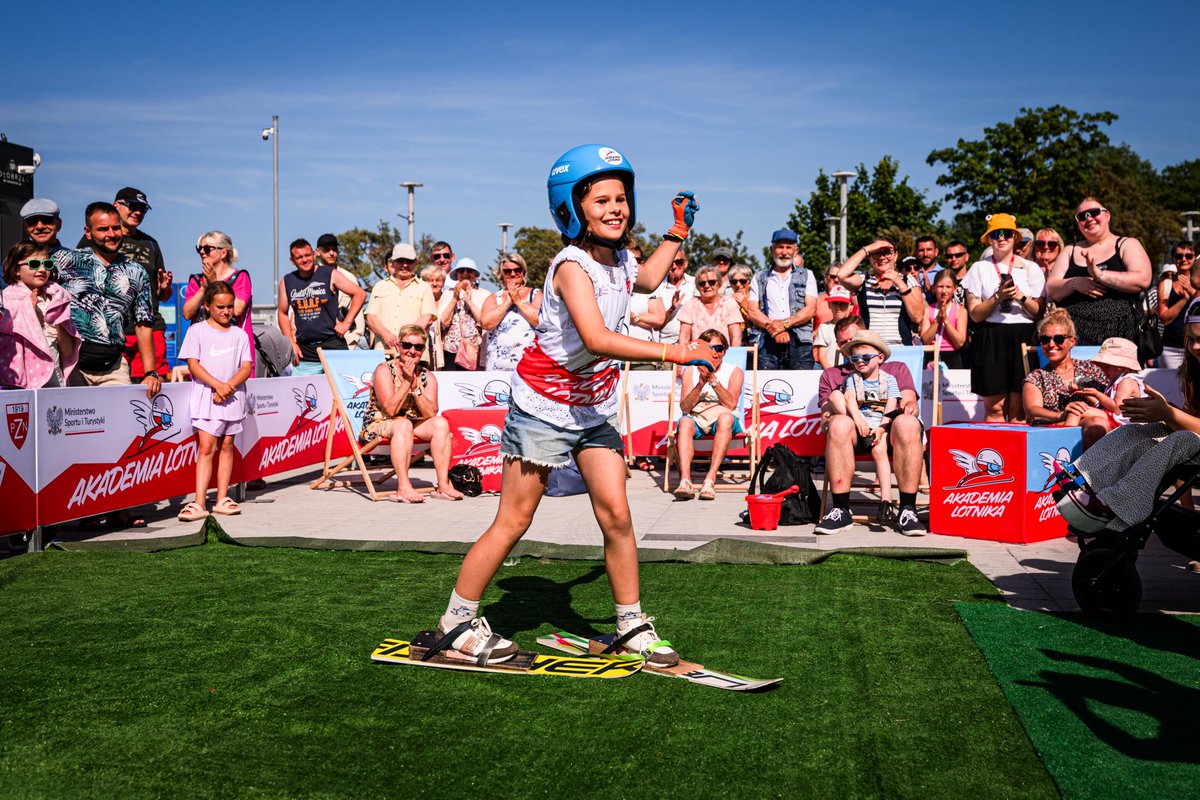 pzn_pl's tweet image. W ostatnią niedzielę to Kołobrzeg stał się stolicą polskich skoków. Piękne obrazki spod skoczni ustawionej właściwie na plaży 😍
#skijumpingfamily