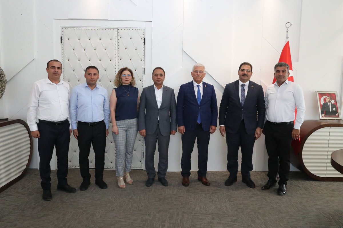 Türk Veteriner Hekimleri Birliği Merkez Konseyi Başkanı Sn. Ali Eroğlu, Şanlıurfa Veteriner Hekimleri Odası Başkanı Sn. Abdullah Açıkgöz ve yönetimi ile Belediyemizde bir araya geldik. 

Nazik ziyaretlerinden dolayı teşekkür ederim.