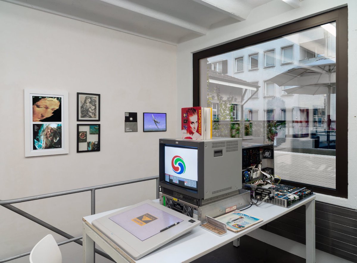 RogerDickerman's tweet image. Space25 hosted the @paintboxed1981 Exhibition.
The first floor showcased works spanning decades, from Hockney originals to contemporary creators.
On the second floor, the irreplaceable Adrian Wilson shined, demo'ing a Paintbox with guests while surrounded by its cultural…