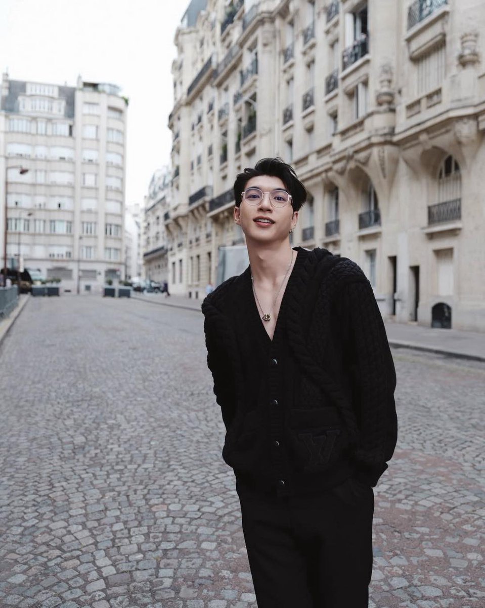 fchieuthuhai's tweet photo. HIEUTHUHAI in @LouisVuitton, looking subtle, gentle, and handsome. A perfect fit for the Parisian scenery!

#HIEUTHUHAI #LVMenSS26 https://t.co/UDORBJZNod