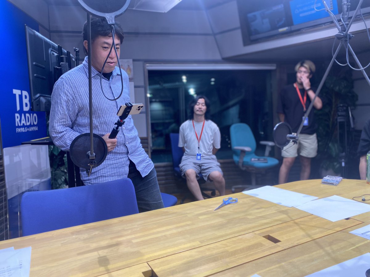 karatatimaedaky's tweet photo. TBSラジオpodcast「カラタチの最果てのセンセイ!」収録でした😊
2枚目はディレクター千葉さん、協力会社FUSSYの社長と社員さんのファンの方向けです。
#最果てのセンセイ https://t.co/27vSw9Q8KO