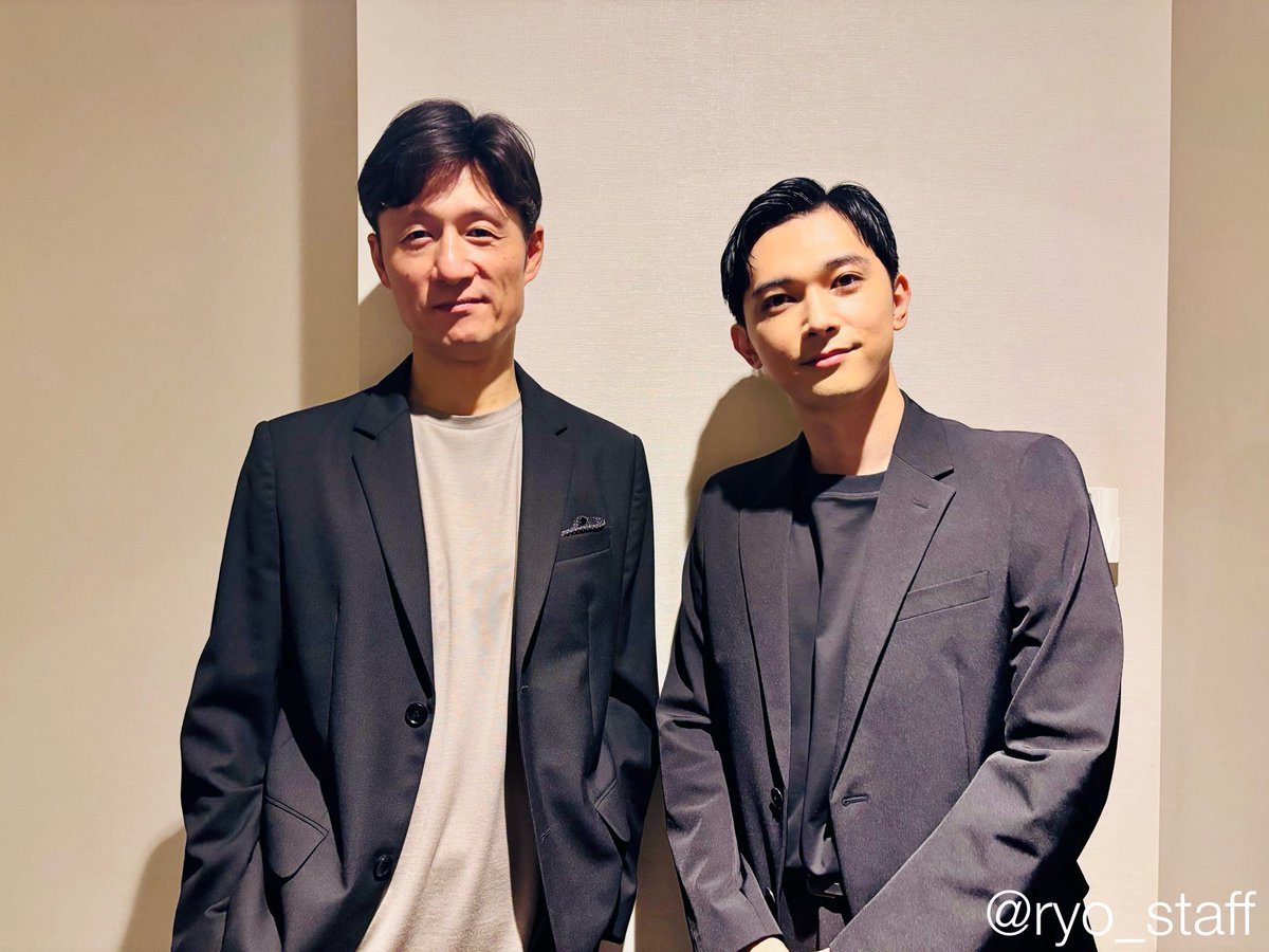 ryo_staff's tweet photo. 本日の吉沢、主演映画 #国宝 大ヒット御礼舞台挨拶に #李相日 監督と登壇してまいりました🪭✨皆様が映画館に足を運んでくださるおかげで、ステキな夜となりました😊 #映画国宝 はまだまだ上映中ですので、引き続きよろしくお願い致します🙇🏻‍♀️
クランクアップでの2ショットと、本日の李監督と吉沢です📸 https://t.co/hAXib3Mdq2