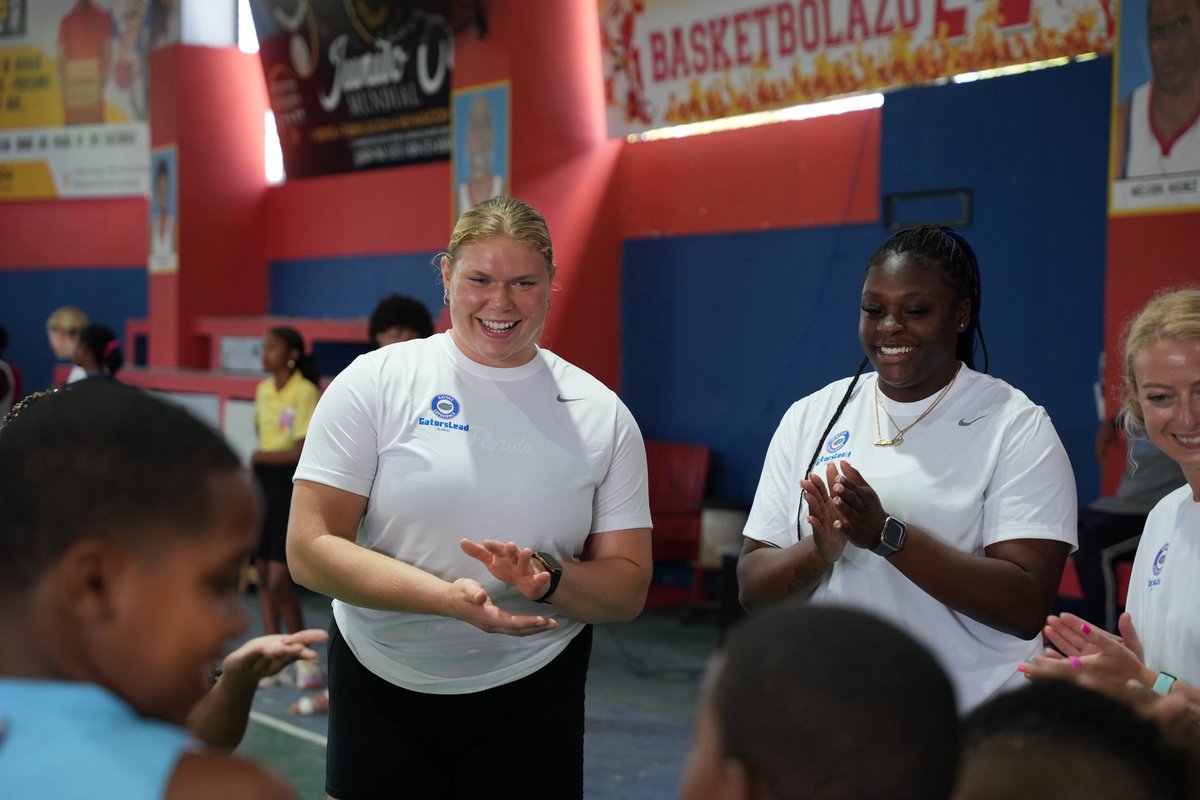 GatorsExp's tweet photo. GatorsLead Global Dominican Republic Day 2 (Part 1): 
🔹 Warm up activities with children at their local community center in Boca Chica 
🔸 Served lunch to the group 
🔹 Open gym featuring 🏐 &amp; 🏀

#GatorsLeadGlobal https://t.co/LfhEx7N41K