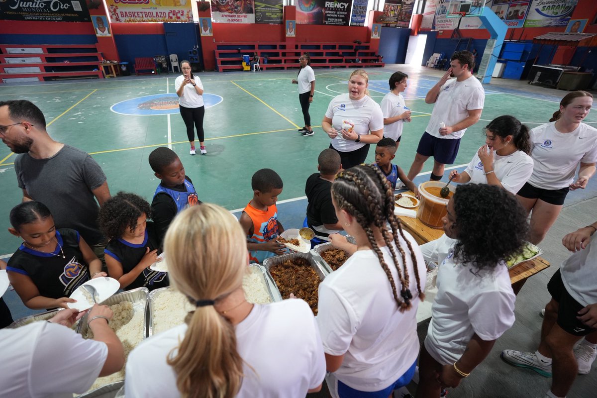 GatorsExp's tweet photo. GatorsLead Global Dominican Republic Day 2 (Part 1): 
🔹 Warm up activities with children at their local community center in Boca Chica 
🔸 Served lunch to the group 
🔹 Open gym featuring 🏐 &amp; 🏀

#GatorsLeadGlobal https://t.co/LfhEx7N41K