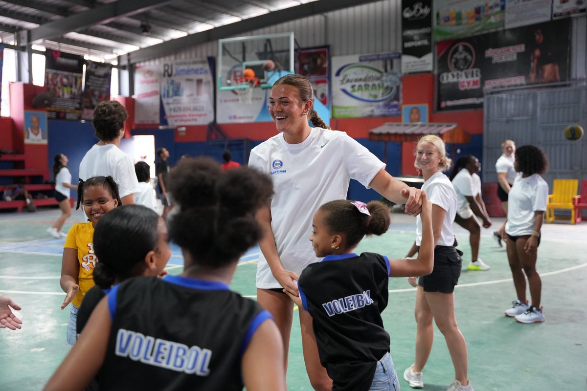 GatorsExp's tweet photo. GatorsLead Global Dominican Republic Day 2 (Part 1): 
🔹 Warm up activities with children at their local community center in Boca Chica 
🔸 Served lunch to the group 
🔹 Open gym featuring 🏐 &amp; 🏀

#GatorsLeadGlobal https://t.co/LfhEx7N41K