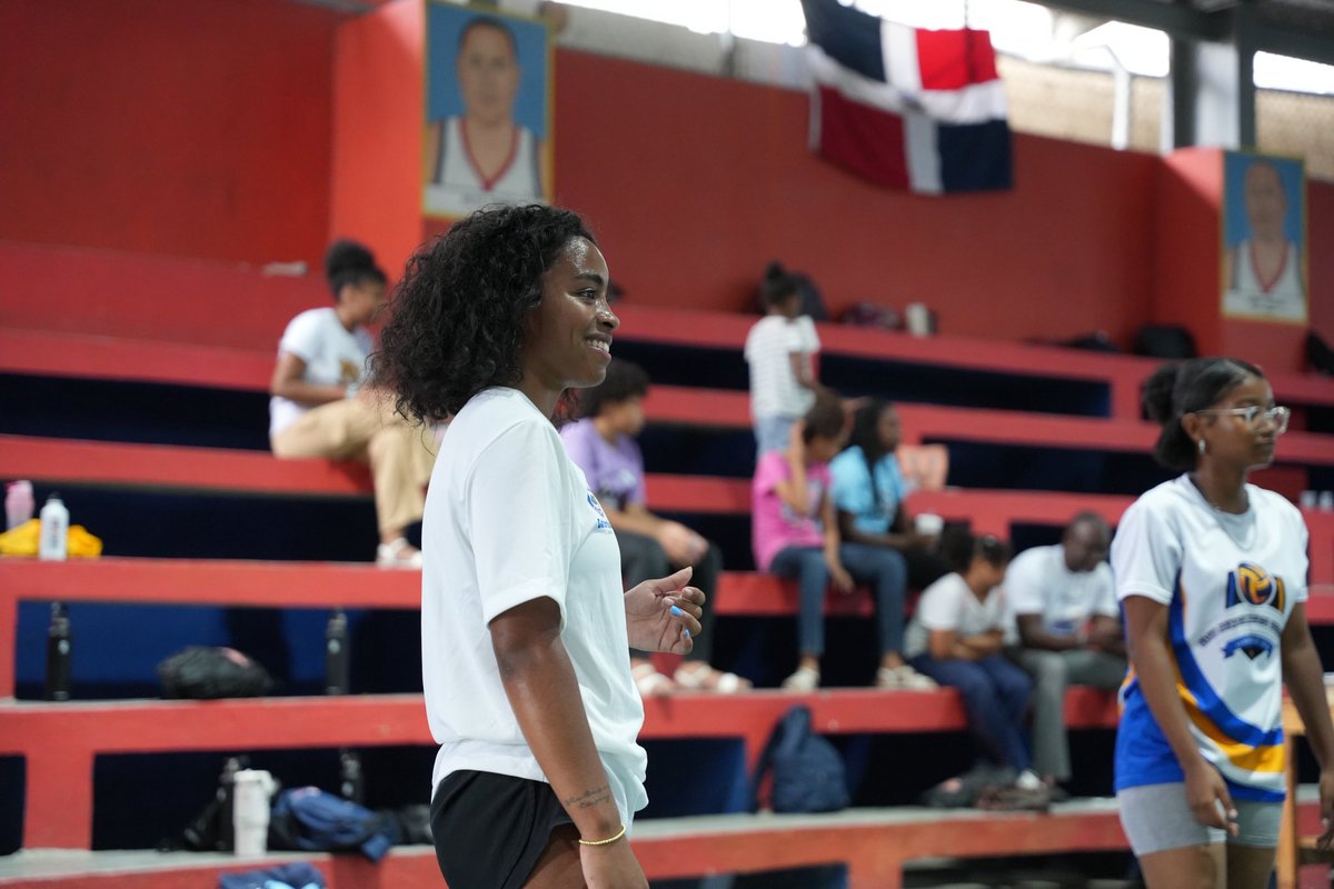 GatorsExp's tweet photo. GatorsLead Global Dominican Republic Day 2 (Part 1): 
🔹 Warm up activities with children at their local community center in Boca Chica 
🔸 Served lunch to the group 
🔹 Open gym featuring 🏐 &amp; 🏀

#GatorsLeadGlobal https://t.co/LfhEx7N41K