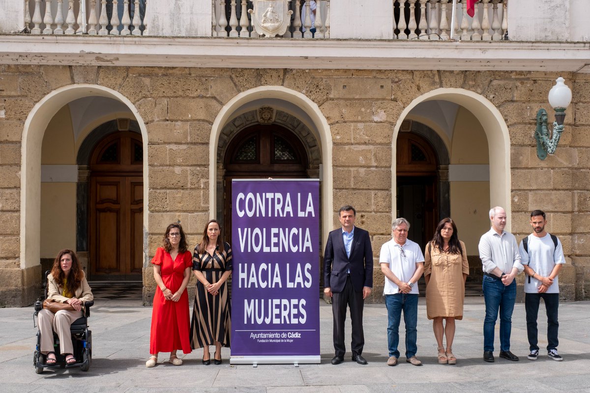 ⚫️ Minuto de silencio hoy frente al Ayuntamiento por el asesinato de una mujer de 43 años por presunta violencia de género en la provincia de Málaga

#Cádiz contra la violencia machista