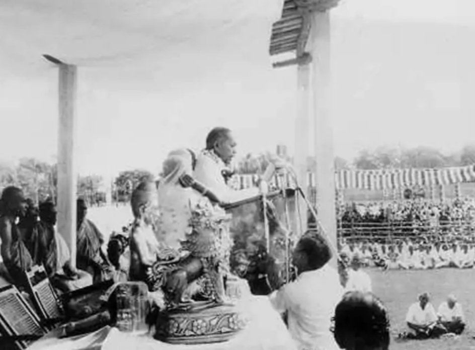 जिसे आप सभी लोग हिंदू या सनातन धर्म समझते हैं 
असल में यह ब्राह्मण धर्म है 

इस धर्म में सारे विशेषाधिकार ब्राह्मण को है 

अगर यह हिंदू या सनातन धर्म सभी एससी –एसटी ओबीसी समाज के लोगों का होता, तो जिला इटावा के बकेवर जैसी घटनाएं कभी नहीं होती

जिला इटावा बकेवर में एक व्यक्ति से