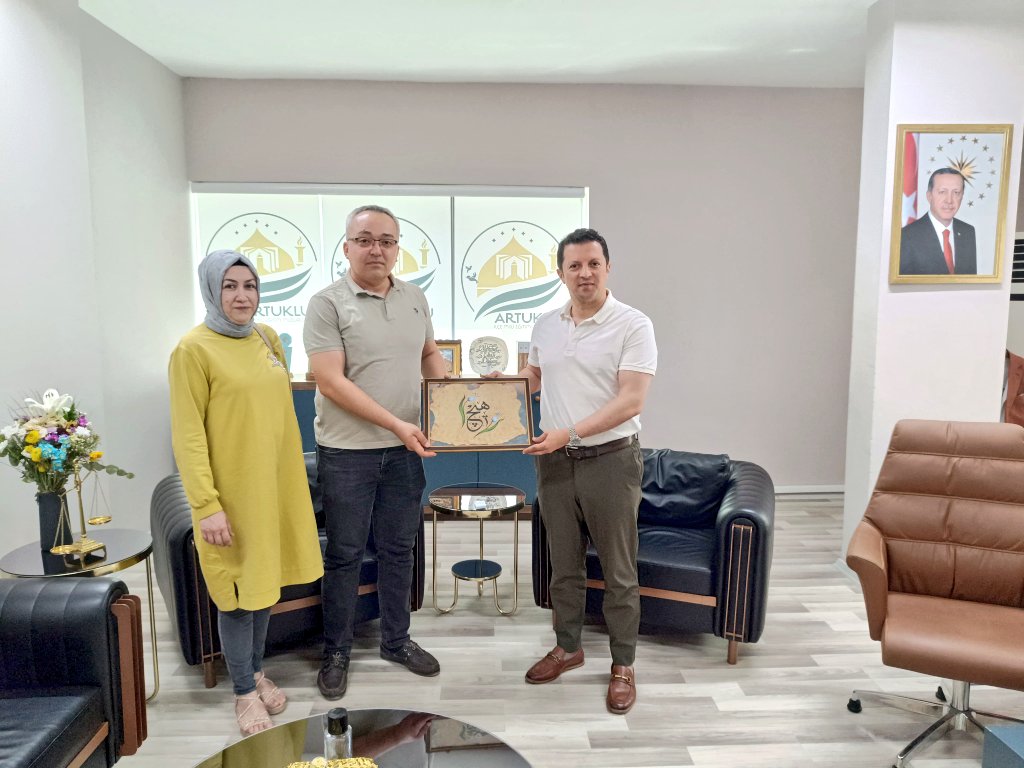 Uzun yıllar ilçemizde görev alan okul müdürü Halil İbrahim Kılıç ve eşi öğretmen Tuğba Kılıç, tayinlerinin çıkması münasebetiyle İlçe Milli Eğitim Müdürümüz Sayın Mehmet Emin Duyan'ı makamında ziyaret ettiler. Nazik ziyaretleri için kendilerine teşekkür eder, başarılar dileriz.