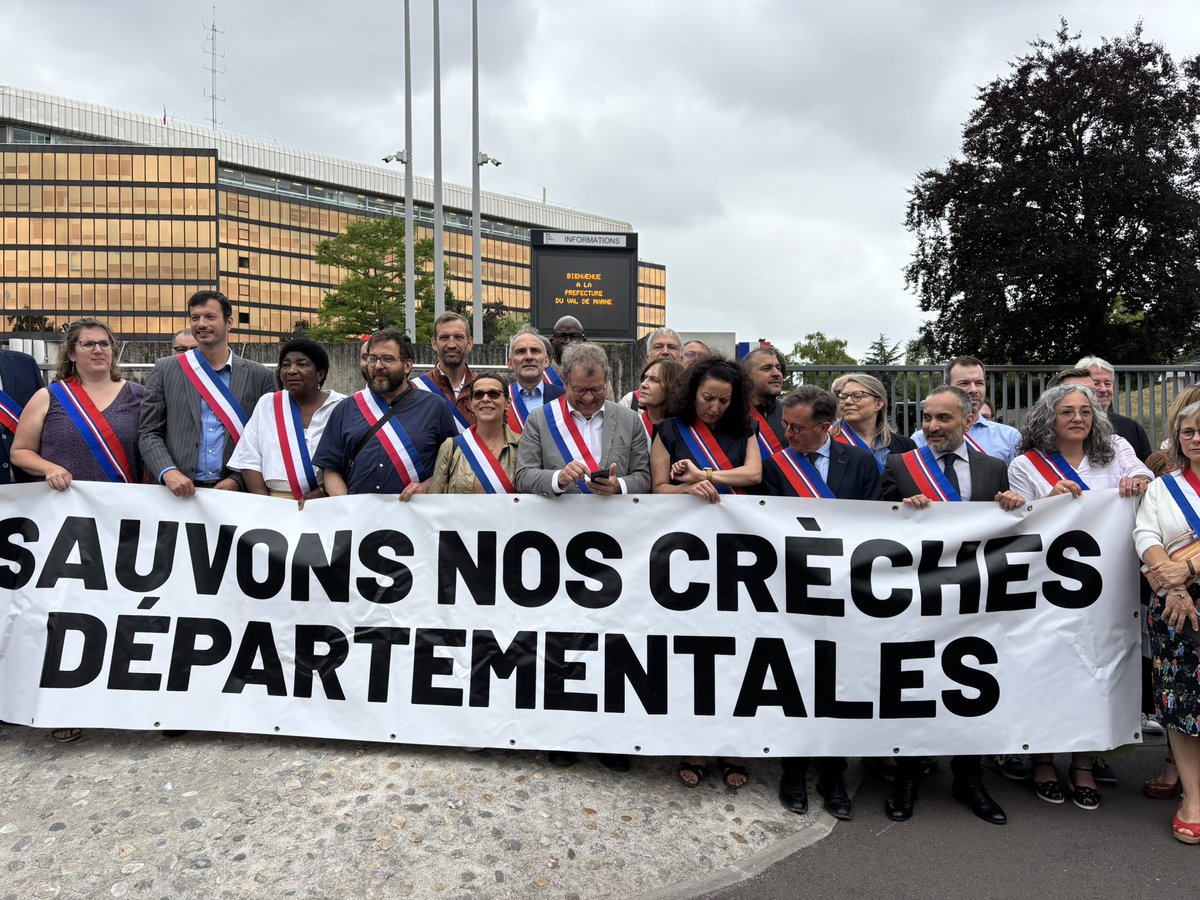PSCD94's tweet photo. Face aux fermetures de #crèches les élu·e·s socialistes départementaux se sont mobilisés, devant le conseil départemental du #ValdeMarne, pour dénoncer ce renoncement majeur de la majorité de droite sur une politique publique indispensable à nos concitoyens. https://t.co/8Rn8synNG5