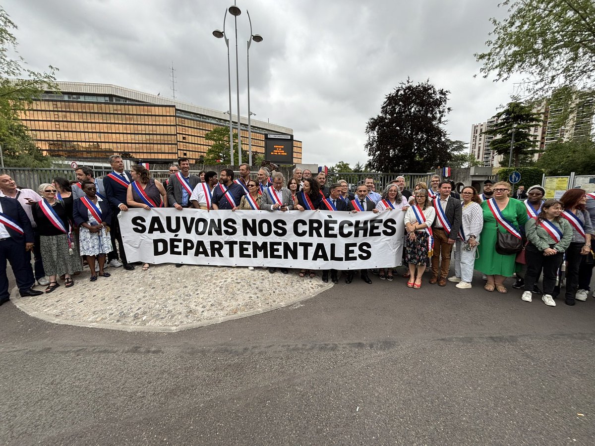 PSCD94's tweet photo. Face aux fermetures de #crèches les élu·e·s socialistes départementaux se sont mobilisés, devant le conseil départemental du #ValdeMarne, pour dénoncer ce renoncement majeur de la majorité de droite sur une politique publique indispensable à nos concitoyens. https://t.co/8Rn8synNG5