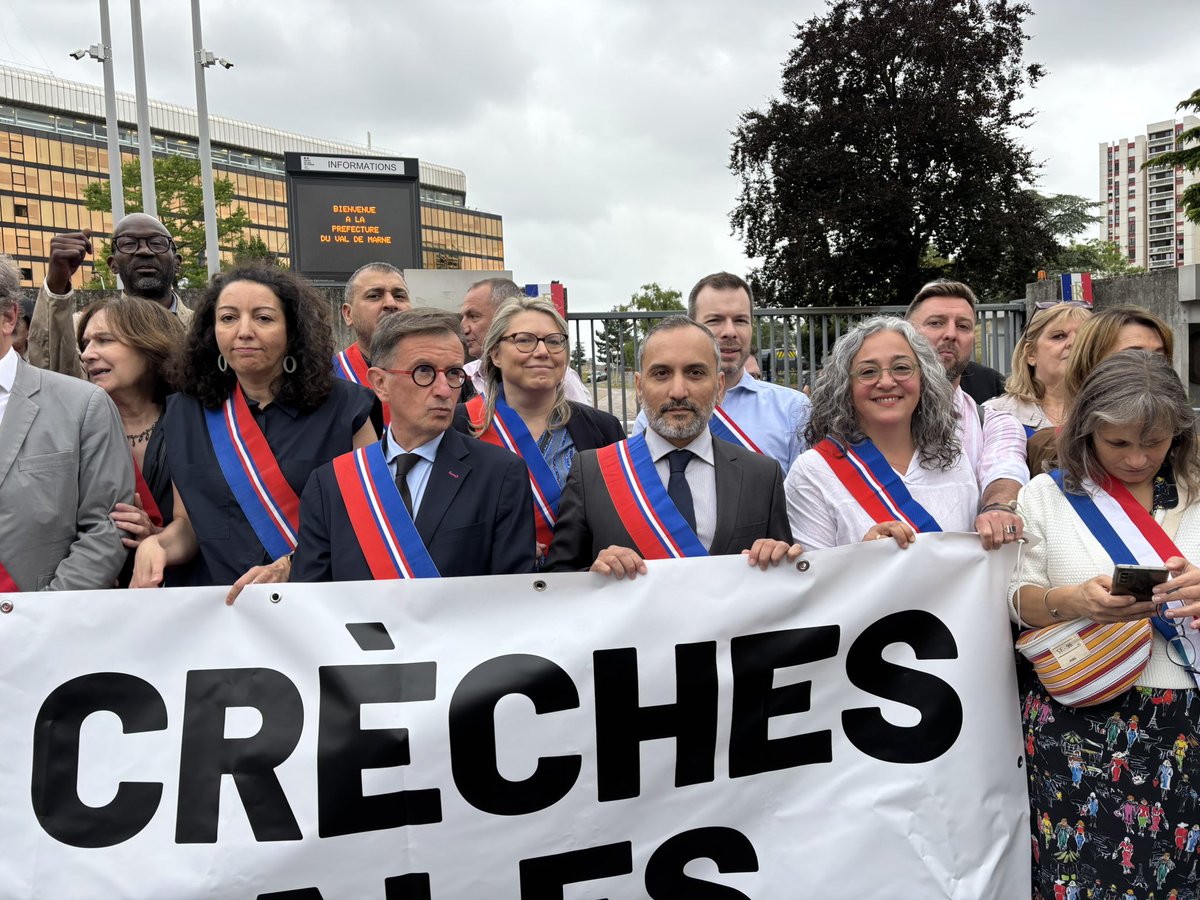 PSCD94's tweet photo. Face aux fermetures de #crèches les élu·e·s socialistes départementaux se sont mobilisés, devant le conseil départemental du #ValdeMarne, pour dénoncer ce renoncement majeur de la majorité de droite sur une politique publique indispensable à nos concitoyens. https://t.co/8Rn8synNG5