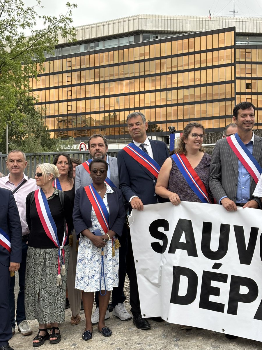 PSCD94's tweet photo. Face aux fermetures de #crèches les élu·e·s socialistes départementaux se sont mobilisés, devant le conseil départemental du #ValdeMarne, pour dénoncer ce renoncement majeur de la majorité de droite sur une politique publique indispensable à nos concitoyens. https://t.co/8Rn8synNG5