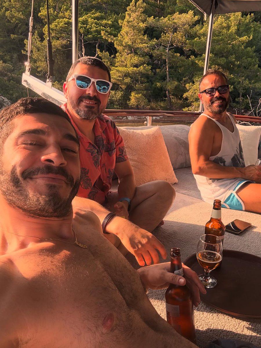 Sahsu_'s tweet photo. Todos con cara de foto para las chicas 😅☀️⛵
#BurakDeniz https://t.co/B0E5fF4Uhy