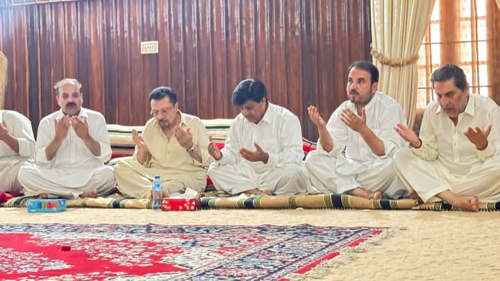 اج کوہاٹ میں پاکستان پیپلز پارٹی کے صوبائی سیکرٹری اطلاعات امجد افریدی سےان کے رہائش گاہ عظیم باغ میں ملاقات کی اس کے بھائی عباس خان کی شہادت پر ان سے تعزیت کی اور ان کے ایصال ثواب کے لیے دعا کی اس موقع پر پیپلز لیبر بیورو کے صوبائی صدر شاہ ذولقرنین اور راشد افریدی بھی موجود تھے