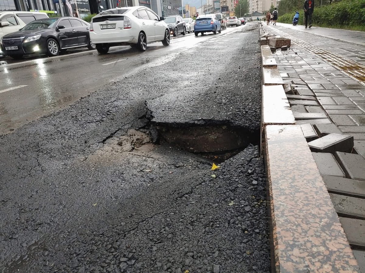 Өчигдөр хучсан зам нь зүгээр л элстэй шар шороог нимгэн аспалтаар хучиж😠😬

Энэ доголд мото скүүтэр дугуйтай хүүхэд шууд онхолдож түүнээс үүсэх бэртэл хохирлыг хэн хариуцах уу🤔😏