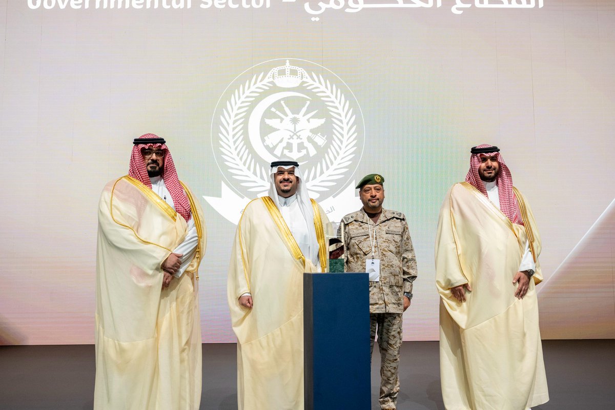 من القطاع الحكومي؛ مستشفى الأمير سلطان للقوات المسلحة بالمدينة المنورة يستلم درع المستوى البرونزي تقديرًا لالتزامها بأعلى معايير الجودة ضمن الدورة السابعة لـ #جائزة_الملك_عبدالعزيز_للجودة
#سعيٌ_نحو_التميز