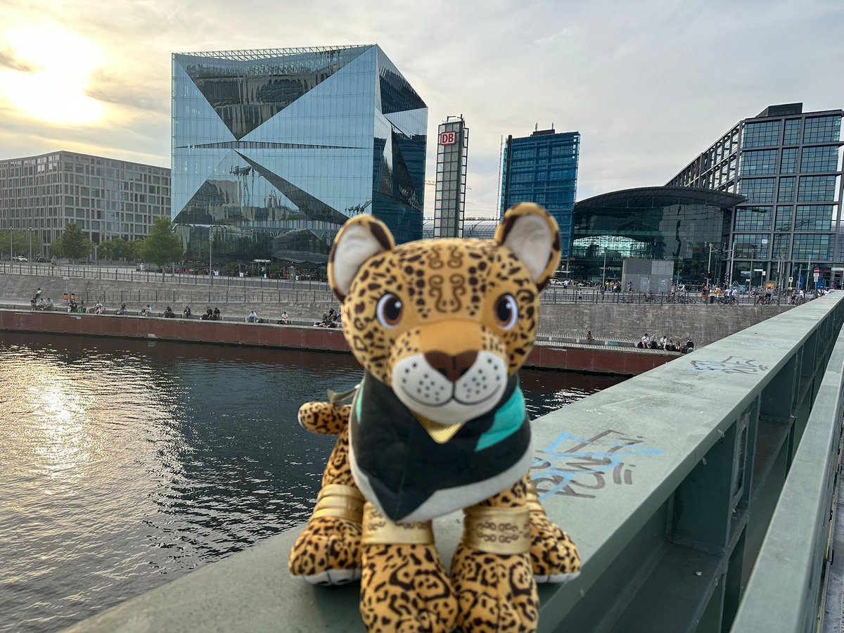 Temayín, das Maskottchen des #TrenMaya 🚆, ist im Rahmen der #DiplomaciaTurísticaMX 🇲🇽 in Berlin angekommen. Von ikonischen Orten aus lädt es die Deutschen ein, den Südosten Mexikos an Bord des #TrenMaya zu entdecken. #temayinporelmundo <a href="/SRE_mx/">Relaciones Exteriores</a> <a href="/SECTUR_mx/">SECTUR México</a>