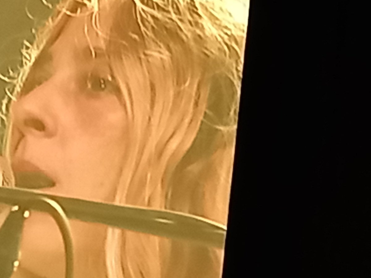 Lo de Julia <a href="/_RufusTFirefly_/">Rufus T. Firefly</a> es una lección de dominio de los tambores durante 75 minutos que fue lo que duró el concierto en el Alma. Y el público, que es sabio, lo supo premiar con sus aplausos y gritos de admiración.