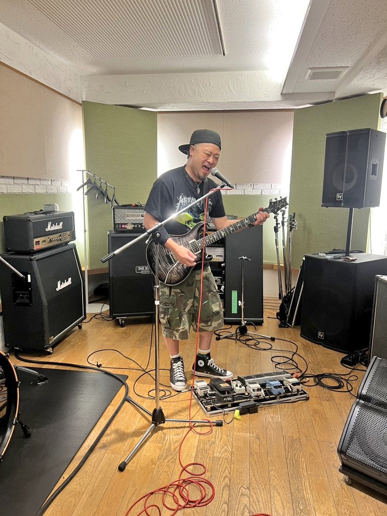 D_Atsuuuuuuuu69's tweet photo. Volume-8リハしてきました!!
今日、けっこうマジメだったなー
14曲演ったな…w
善き時間だった…
#Volume8 https://t.co/Xe3O3ecIAo