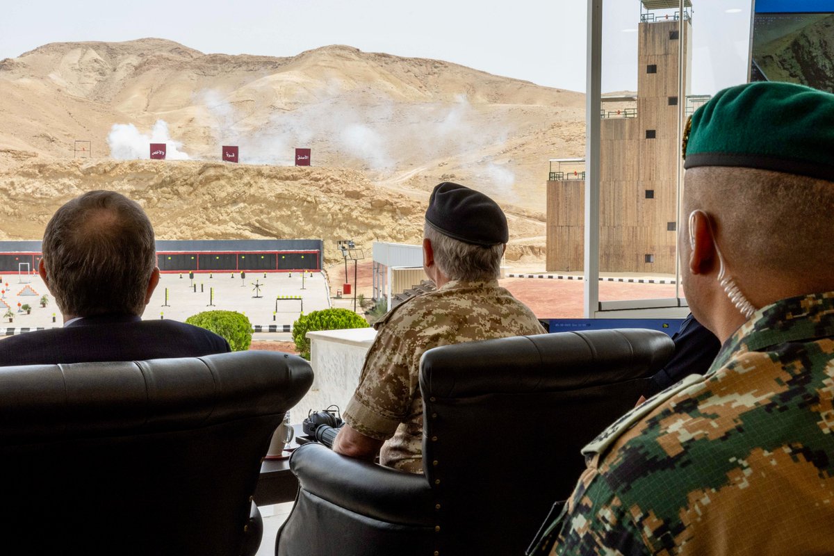 عشرات المسيرات الايرانية التي سقطت على رؤوس ابناء الوطن لم تتفجر في سماء الاردن وبقيت شظاياها في الاجواء ، انما نزلت على شعبنا وان كانت مسيرة نحو الاراضي المحتلة .. موقفنا لا يقبل النقاش او التحدي فسلامة المملكة وسيادة ترابها وسماؤها وبحرها ونهرها هاجس جلالة الملك وجيشه الباسل..