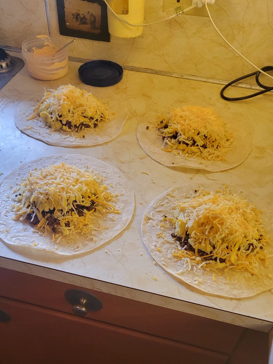 My beloved sub G knows the way to my heart is making me delicious comfort meals from his deer hunts…like these venison crunch wraps 🦌 🤤