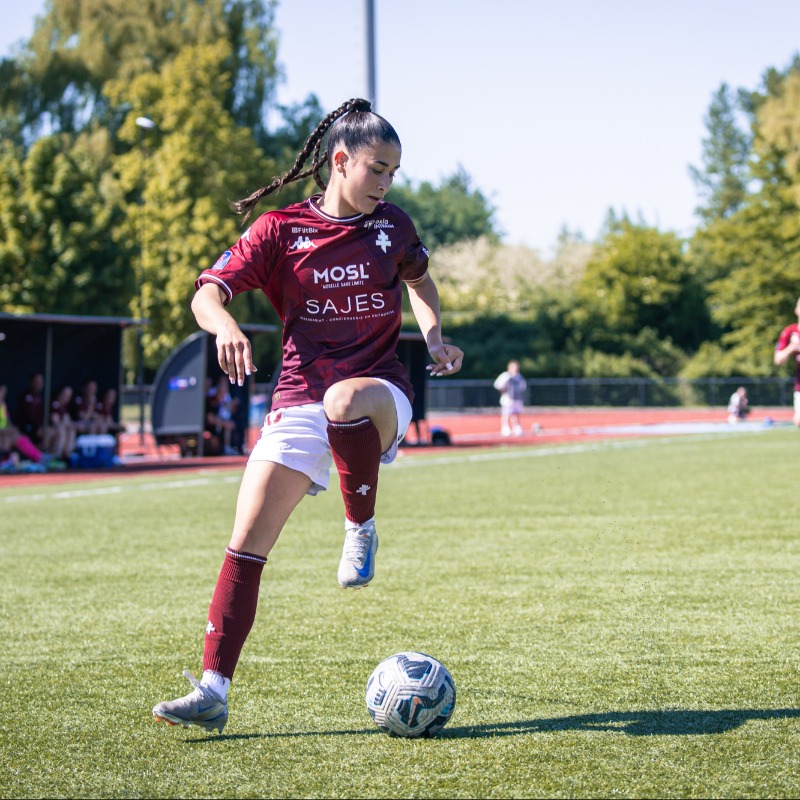 FCMetz's tweet photo. [ 𝔽𝕖́𝕞𝕚𝕟𝕚𝕟𝕖𝕤 ]

💜🔝

🤩 Elles portaient les couleurs grenat la saison dernière, elles les porteront encore cette saison !

✍️ 14 joueuses prolongent l'aventure pour la saison 2025/2026 !