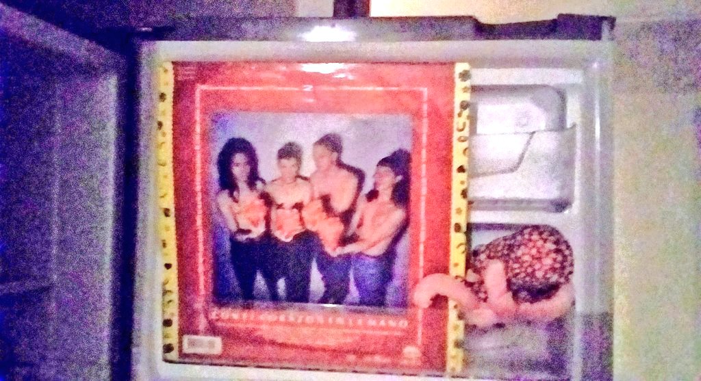 Melomariam84's tweet photo. @CanalCapital En #LaNevera con #Música de la siempre divina del divinyls Andrea y sus "Aterciopelados" 🌼🍃...Tod@s en #RockAlParque2025 y #RockAlParquePorCapital "con el corazoncito en la mano" y en el considere por #Bogotá 💫💛💕 https://t.co/2gvMQMG2cN