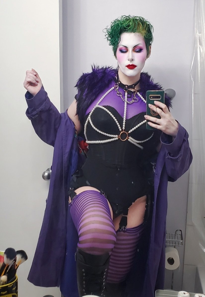 PowrBottomJoker's tweet photo. The real reason Joker and Punchline broke up is because he kept stealing her outfits to wear to kink nights at the gay club 💅 https://t.co/eOZlQlX0bU