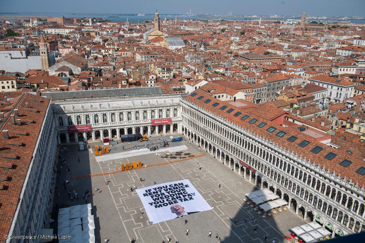 Greenpeace activists unfolded a giant banner reading “If you can rent Venice for your  wedding, you can pay more tax” on Piazza San Marco addressing Jeff Bezos
#TaxTheRich #WealthTax #VermögensSteuer
#PayYourFairShare