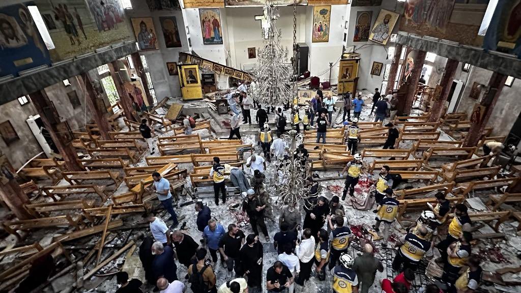 Un kamikaze de daesh a massacré des innocents en plein office hier à Damas. Au moins 22 morts et + de 60 blessés, dont des enfants. 

Il est urgent de défendre nos racines et nos frères, les Chrétiens d’Orient, trop souvent oubliés par la communauté internationale.
