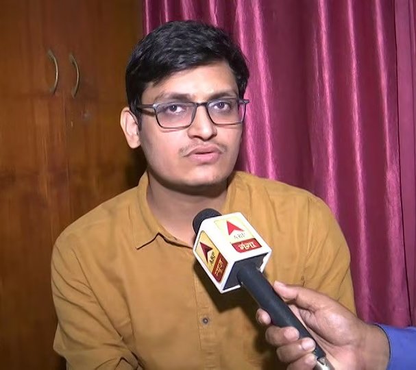 KraantiKumar's tweet photo. BIG NEWS 🚨 वायरल खबर है कि नरैनी के SDM अमित शुक्ला और CO कृष्णकांत त्रिपाठी ने दो ओवर लोड ट्रक का काफिला पकड़ लिया.

बांदा सदर के भाजपा विधायक प्रकाश द्विवेदी ने नरैनी एसडीएम अमित शुक्ला को अवैध खनन के दोनों ट्रक छोड़ने को कहा,

अमित शुक्ला ने इंकार कर दिया. भाजपा विधायक ने अमित शुक्ला दो थप्पड़ मारा, बीच बचाव करने वाले दीवान को भी पीटा.

मामला यहीं नही रुका, बाद में विधायक साहब खुरहंड पुलिस चौकी पहुंचे, वहां भी एक दीवान को पीटा. 

बताने वाले बता रहे हैं 2017 में अमित शुक्ला UPSC टॉपर थे.देश कानून से चलेगा या विधायक जी के डंडे से चलेगा ?

#PrakashDwivediKhananMafia