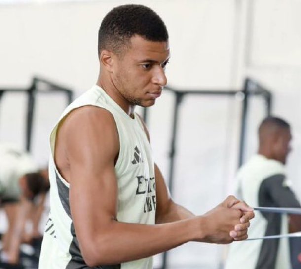 theMadridZone's tweet photo. 🚨 Kylian Mbappé BACK in training. https://t.co/oZE4vTsb3S