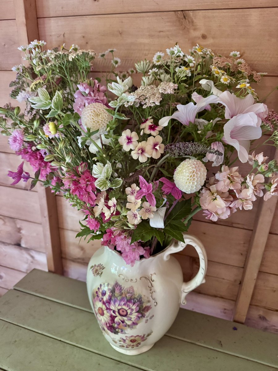 An exhausting day as I was anxious about the funeral flowers, but she was very pleased 😅♥️
These are going to be for a bouquet for tomorrow, as I’m not a florist I find it easier to arrange them in a vase/jug first 🤔😂  
For this evening , the flowers are for you 💐