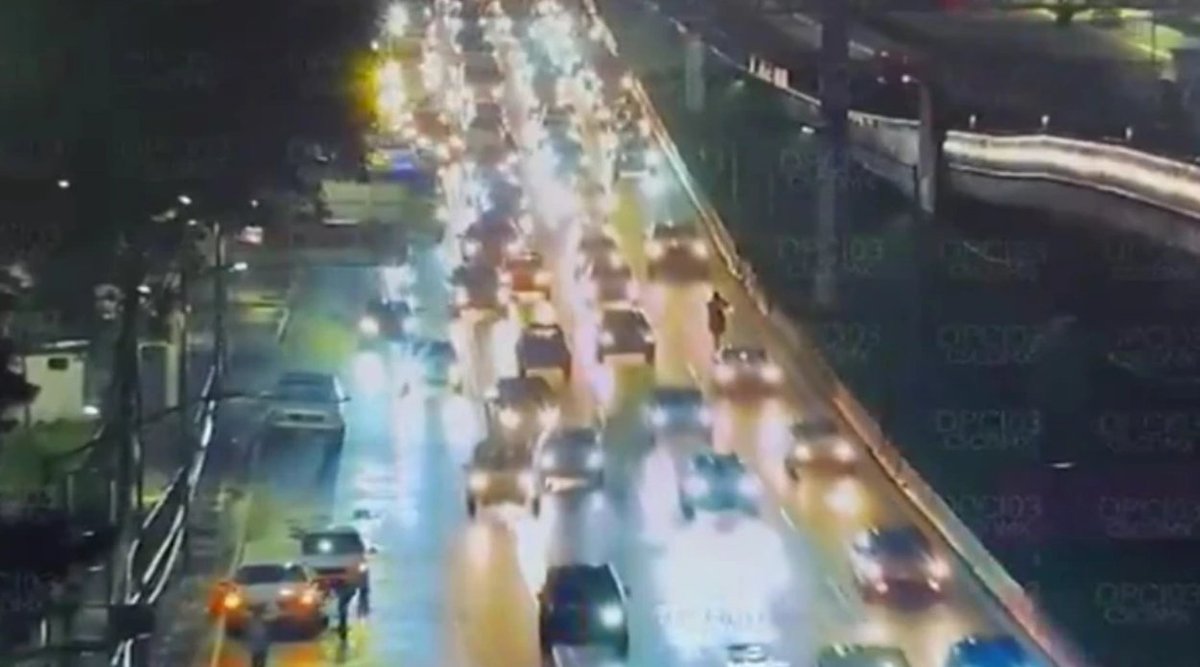 AztecaNoticias's tweet photo. #Megabache en CDMX se convierte en 'ponchallantas' afectando a decenas de automovilistas y causando severo caos vial.
Video: https://t.co/ZGVaxw5piu https://t.co/jAzlh1amv3
