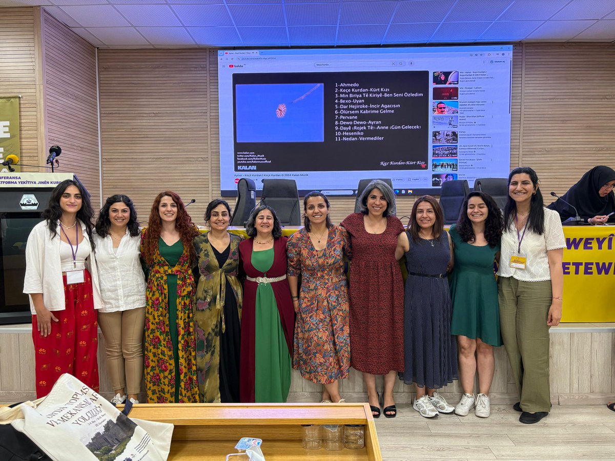 Em tevlî 3 emîn Konferansa Platforma Yekîtiya Jinên Kurd ya bi şiara ‘Yekîtiya Jinên Kurd Ber Bi Yekîtiya Neteweyî Ve’ bûn. Jinên Kurd di vê konferansê da nîşan dan kû ew ê di avakirina yekîtiya neteweyî de rola xwe ya hêzdar bistînin. Kesên ku ked dane vê xebatê re , spas dikin.