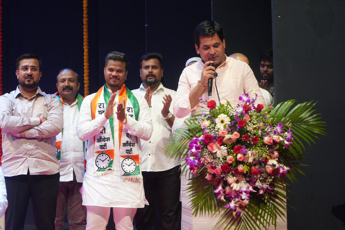 surajvchavan's tweet photo. राज्याच्या महिला व बाल विकास मंत्री,तथा राष्ट्रवादी काँग्रेस पार्टीच्या ठाणे जिल्हा संपर्क मंत्री आदितीताई तटकरे,मुख्य प्रवक्ते श्री.आनंद परांजपे साहेब यांच्या उपस्थितीत काल नेरूळ, नवी मुंबई येथे महाराष्ट्र राज्य युवक काँग्रेस सचिव मा. श्री. अश्विन अभय अघमकर यांच्यासह त्यांच्या अनेक कार्यकर्त्यांचा भव्य पक्षप्रवेश सोहळा पार पडला. 

तसेच रिपब्लिकन कामगार सेना महाराष्ट्र राज्य उपाध्यक्ष मा. श्री. मकरंद कांबळे, रिपब्लिकन सेना मुंबई अध्यक्ष मा. श्रीमती सुनिता डोळस, नवी मुंबई काँग्रेसचे सचिव मा. श्री. फहाद अन्सारी, उलवे भाजप शहराध्यक्ष मा. श्री. आदेशकुमार सिंह आणि राष्ट्रवादी काँग्रेस शरदचंद्र पवार पक्षाचे पदाधिकारी, विविध संघटनेचे अध्यक्ष, प्रमुख पदाधिकारी, कार्यकर्ते यांनी राष्ट्रवादी काँग्रेस पार्टीमध्ये प्रवेश केला.