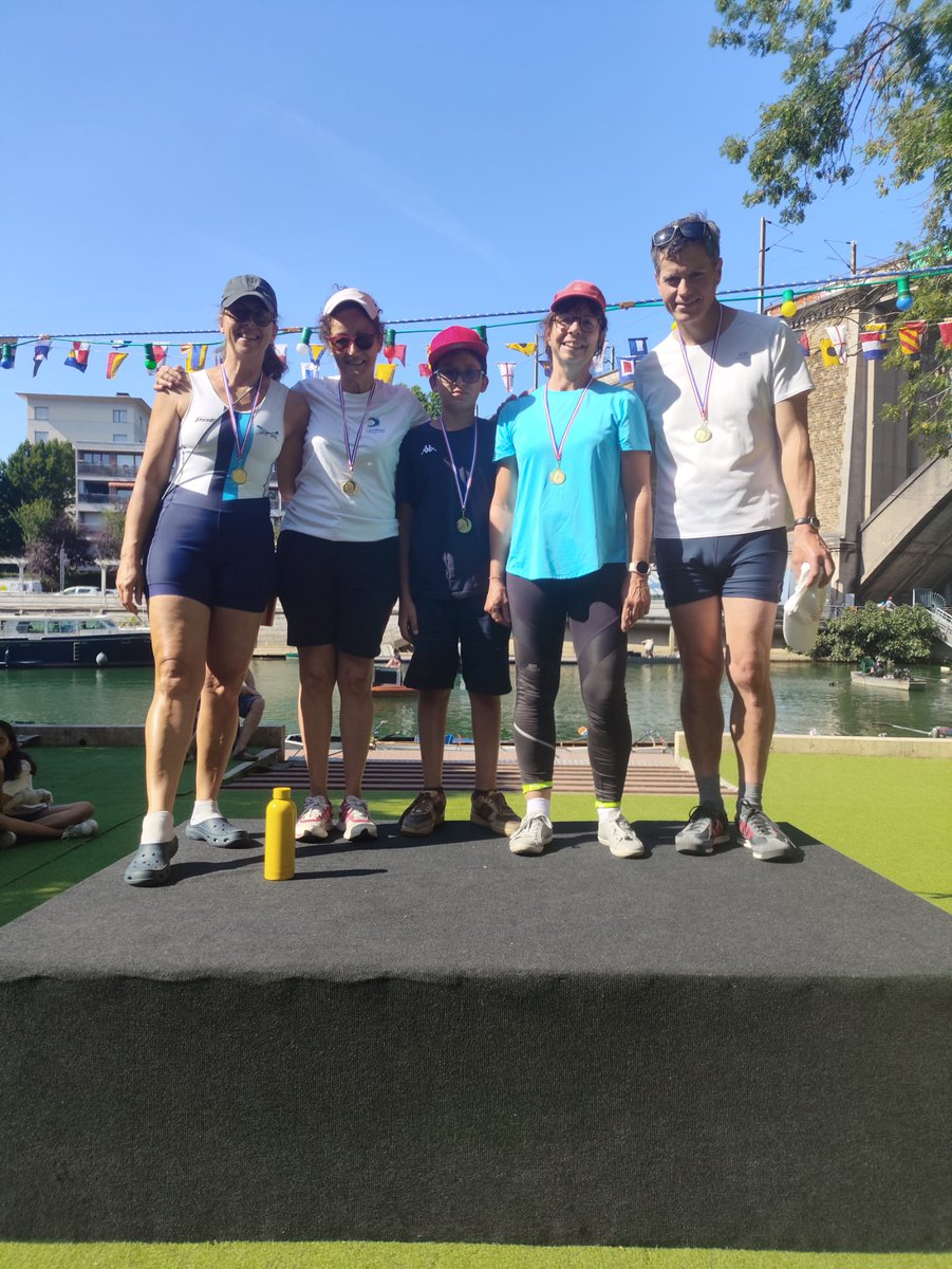 94Aviron's tweet photo. Ce samedi 21 juin, Caroline, Yvette, Nouria et Franco étaient à la Régate de Coubertin organisée par l'Encou, une compétition de sprint intense en duels sur 300m suivie d'un barbecue et d'un concert.
Malgré la chaleur, l'équipage a tout donné et a remporte la médaille d'argent ! https://t.co/oGAAsVzMeY