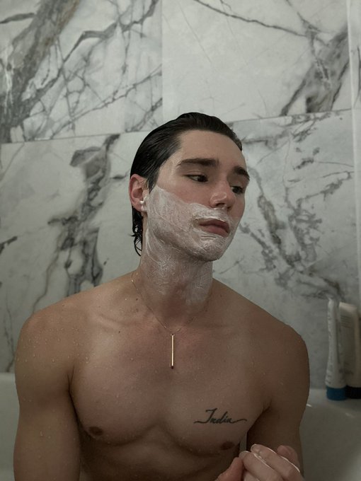 2 pic. No one really taught me how to shave so I&rsquo;m pretty sure I&rsquo;m not doing it right https://t.co/9