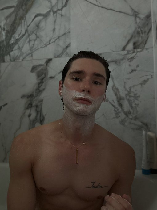 1 pic. No one really taught me how to shave so I&rsquo;m pretty sure I&rsquo;m not doing it right https://t.co/9