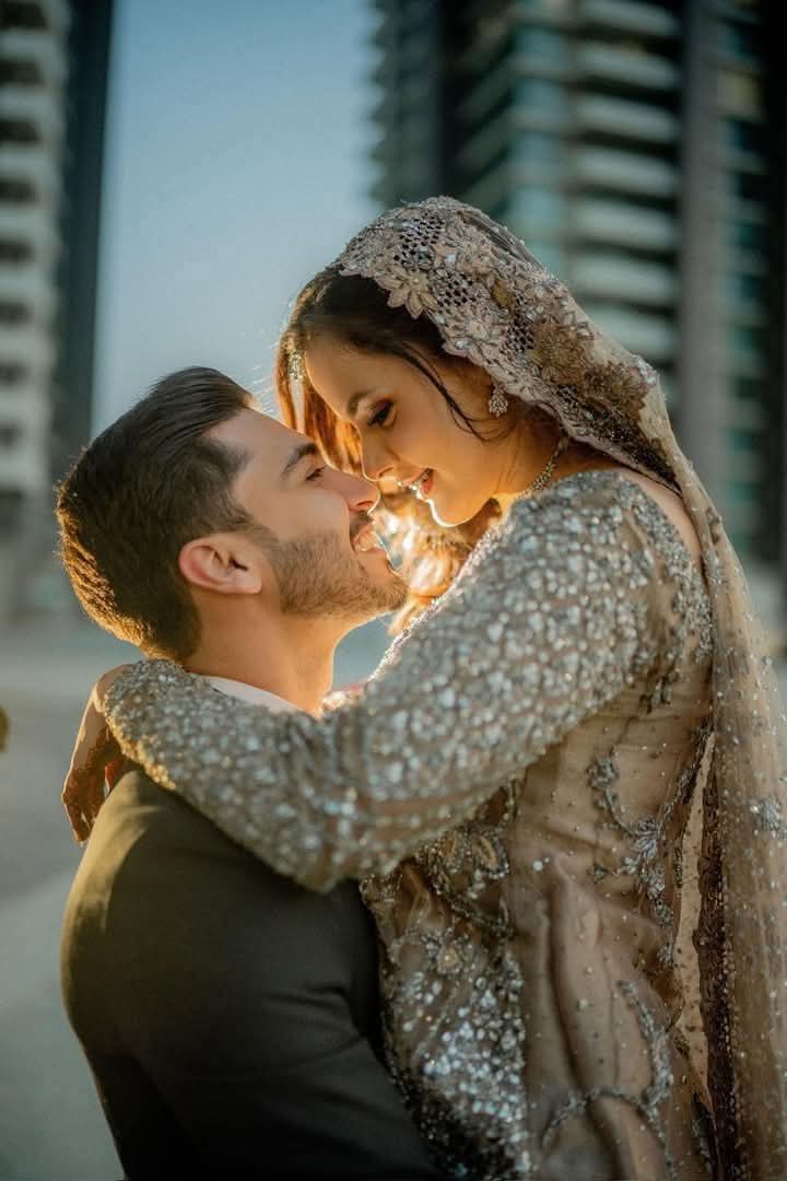 Hhnnmm hhnnmm aahhaa haaa
Heeyyy heeeyyy he hhmm hhnnn....

आने वाला पल जाने वाला है

हो सके तो इसमें
जिंदगी बिता दो

पल जो ये जाने वाला है
हो हो
आने वाला पल जाने वाला है.......!!🌹🧡