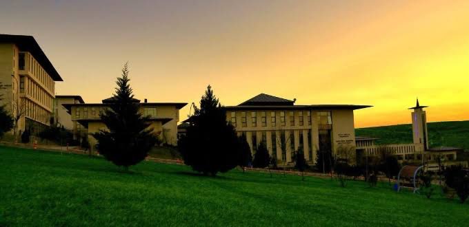 Türkiye’nin yenilikçi ve uluslararası üniversitesi <a href="/hkunv/">Hasan Kalyoncu Üniv</a>, doğayla iç içe bir kampüste eğitim.
🌿 500.000 m² modern kampüs
⚡ %70 enerjisini kendi üreten altyapı
♻️ Sıfır atık belgeli çevre dostu yapı
#hkunv #HKÜ #HasanKalyoncuÜniversitesi
#YeşilKampüs