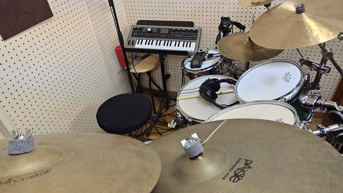 Hiro360754919's tweet photo. コレがやりたくて買った MicroKorg 2。

右手でドラム叩きながら左手でベース弾くより、鍵盤弾くほうが簡単！慣れれば凄く遊べるはず。

音を作ってドラムの横にセッティングして、30分くらい遊んだら一曲出来そうな感じだし。良い👍

#Korg #MicroKorg2 #microKorg https://t.co/l6jxtCpxgw