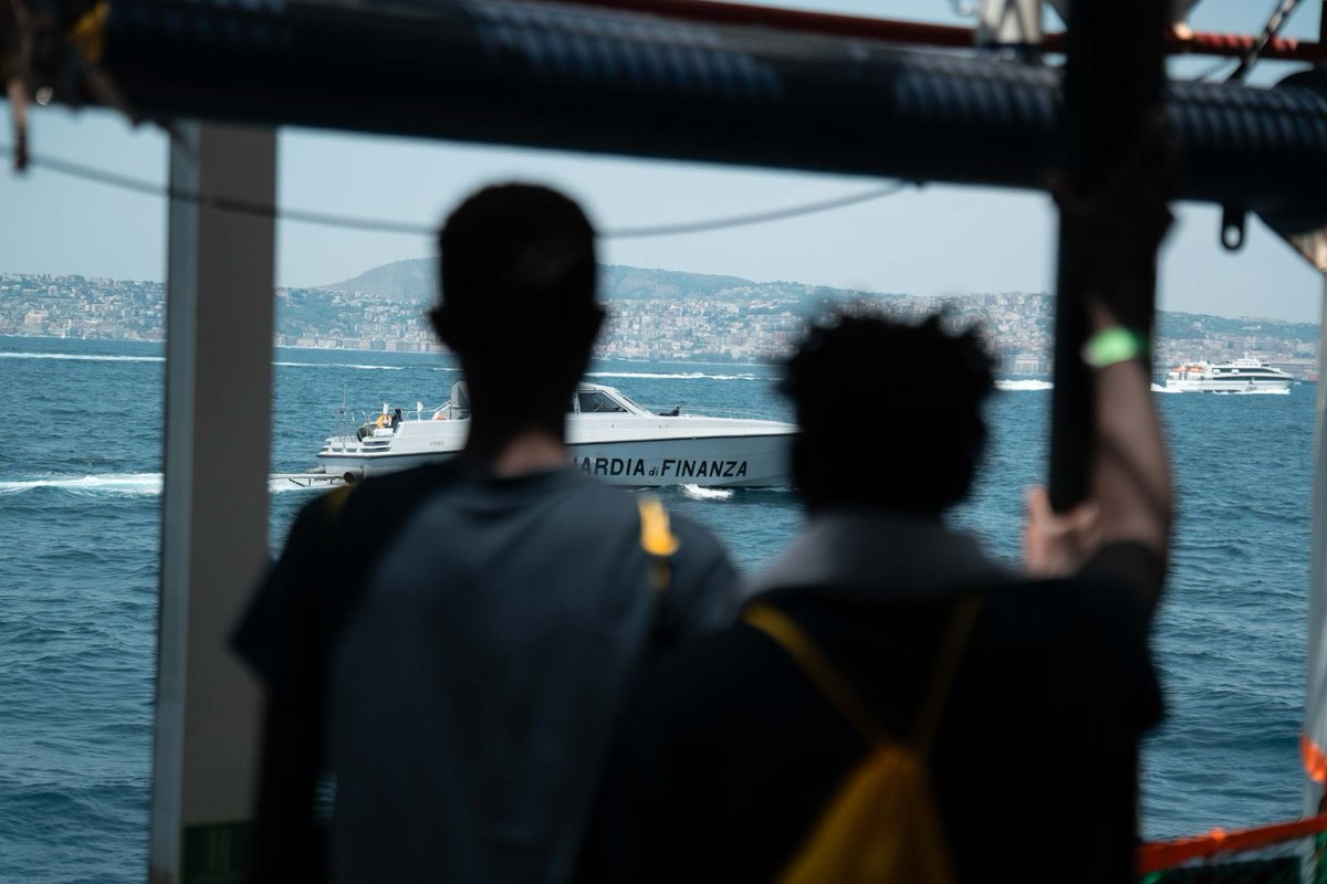 Tutte le persone soccorse dalla Sea-Watch 5 nei giorni scorsi sono sbarcate ieri a Napoli. La politica dei porti lontani, prassi del Governo Meloni, ha l'unico risultato di protrarre le sofferenze delle persone. Tra poche ore ripartiremo, per continuare a salvare vite in mare.