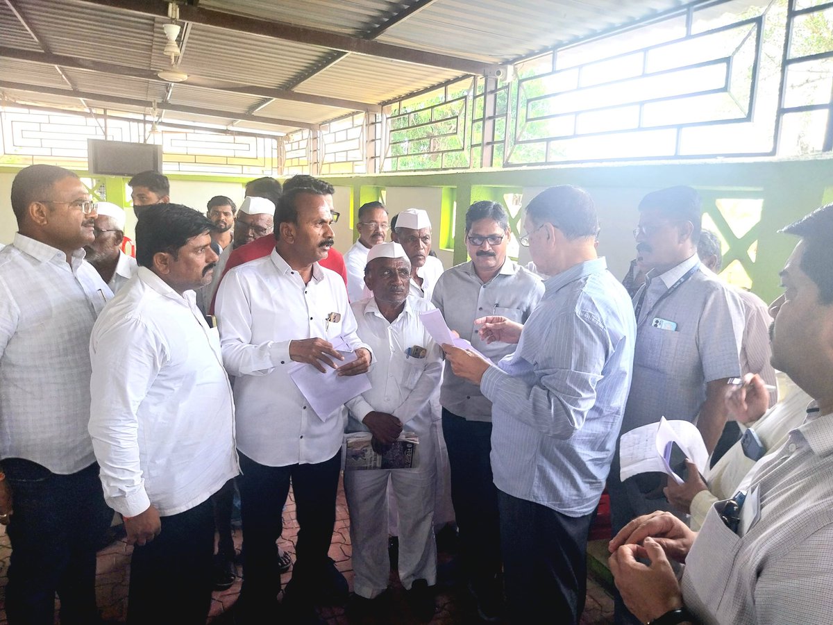 Dwalsepatil's tweet photo. संवादातून समाधानाकडे!

मंचर येथील जनसंपर्क कार्यालयात आयोजित जनता दरबारामध्ये नागरिकांशी थेट संवाद साधून त्यांच्या अडचणी, प्रश्न आणि अपेक्षा जाणून घेतल्या. काही तातडीच्या समस्या संबंधित विभागीय अधिकाऱ्यांशी समन्वय साधून त्वरित मार्गी लावण्याचा प्रयत्न केला.

मंचरसह आंबेगाव शिरूरकरांच्या अडीअडचणी जाणून घेऊन त्या सोडविण्यासाठी मी सदैव कटिबद्ध असणार आहे.